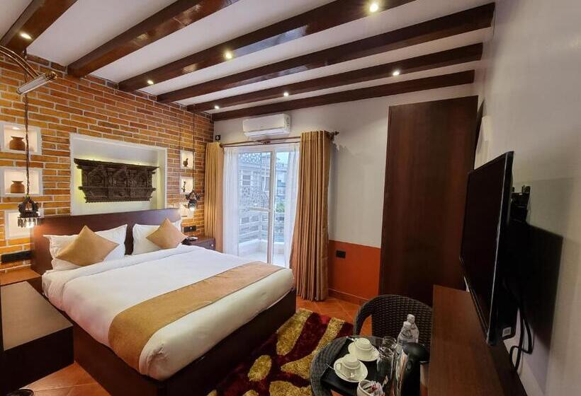 اتاق لوکس با بالکن, Chautari Boutique