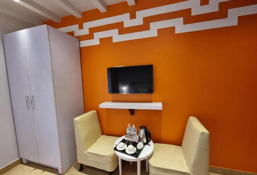 اتاق لوکس با بالکن, Chautari Boutique