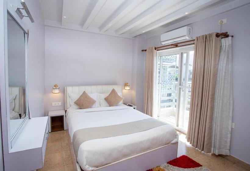 اتاق لوکس با بالکن, Chautari Boutique