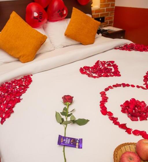 اتاق لوکس با بالکن, Chautari Boutique