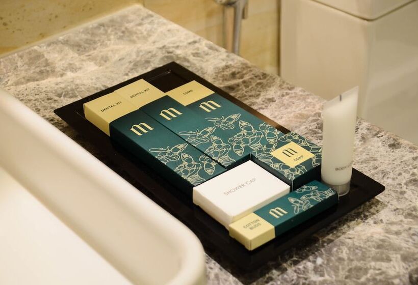 Номер Deluxe, The Manohara Hotel Yogyakarta