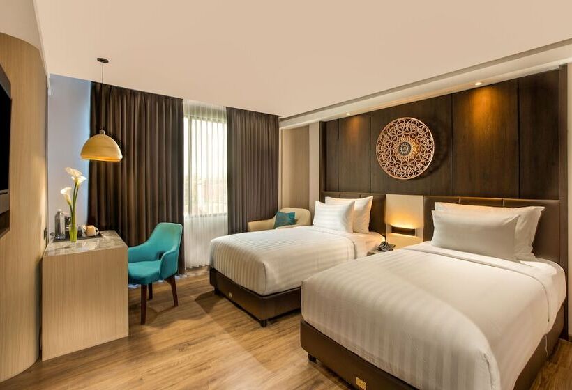 Номер Deluxe, The Manohara Hotel Yogyakarta