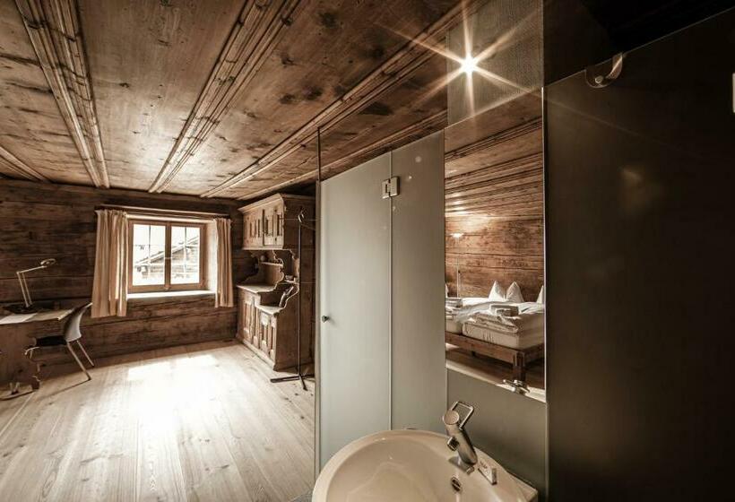 חדר סופריור, Weiss Kreuz