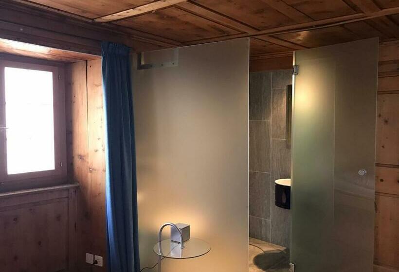 חדר בסיסי, Weiss Kreuz