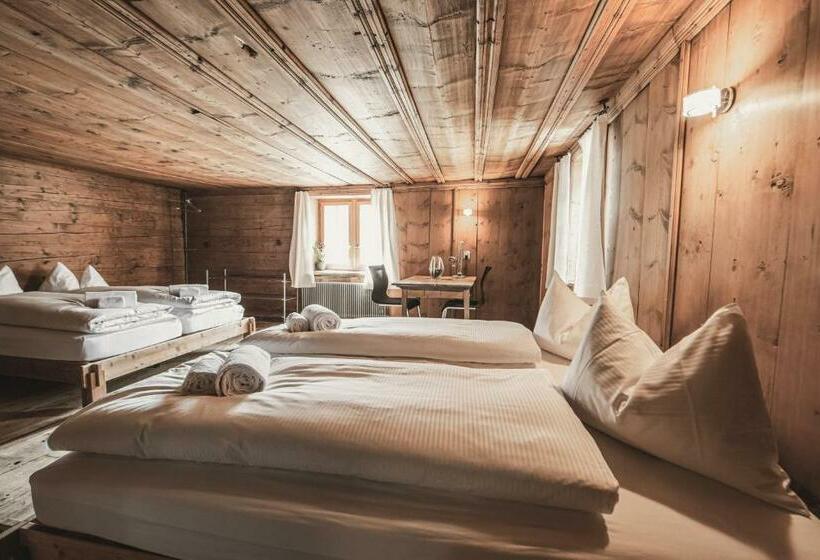 חדר סטנדרט לארבעה, Weiss Kreuz