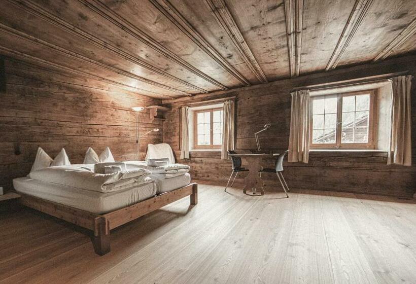 חדר סופריור, Weiss Kreuz