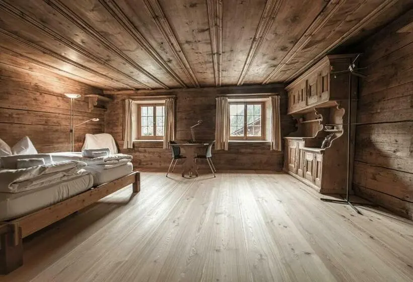 Habitació Superior, Weiss Kreuz