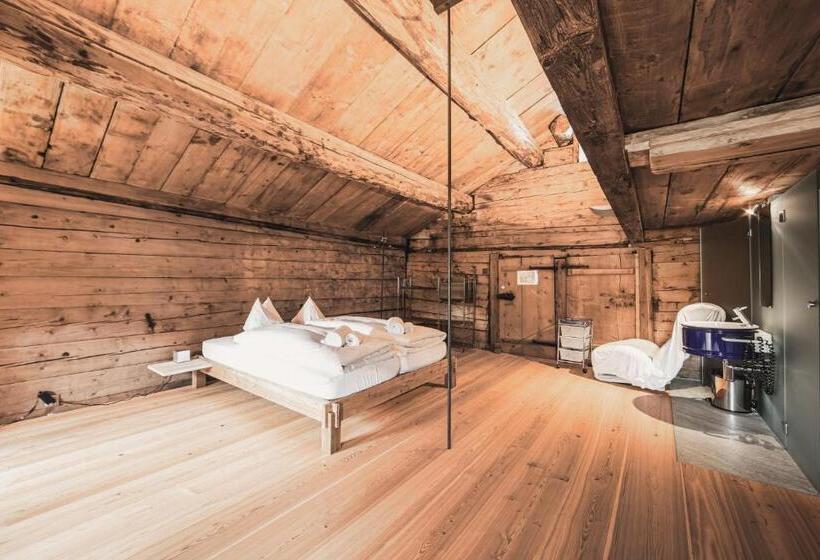 חדר דלוקס לשלושה, Weiss Kreuz