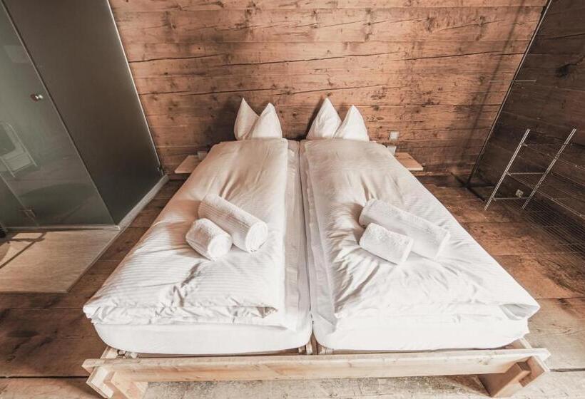 חדר סטנדרט לארבעה, Weiss Kreuz