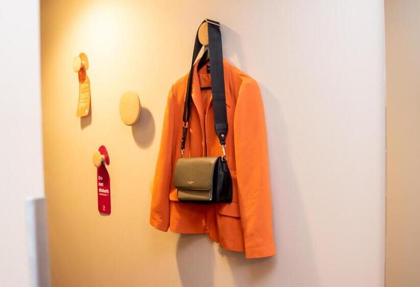 חדר משפחתי, Motel L Lund