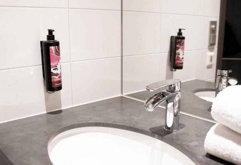 חדר משפחתי, Motel L Lund