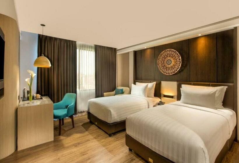 Номер Deluxe, The Manohara Hotel Yogyakarta