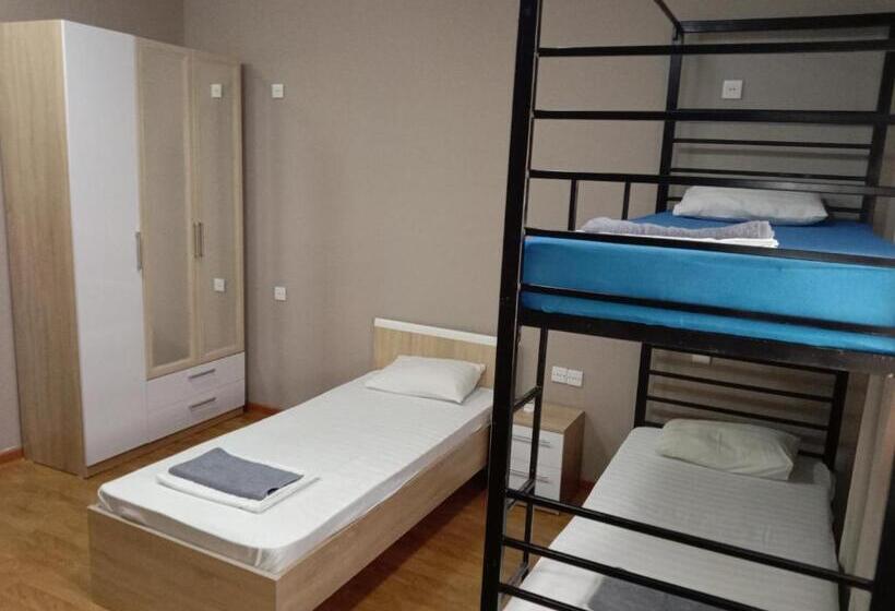 ルームシェアのワンベッド, Station Hostel