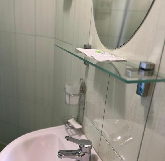 Familjerum, боброва хата