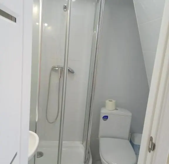 Standard Kolmen Hengen Huone, хостел Wow