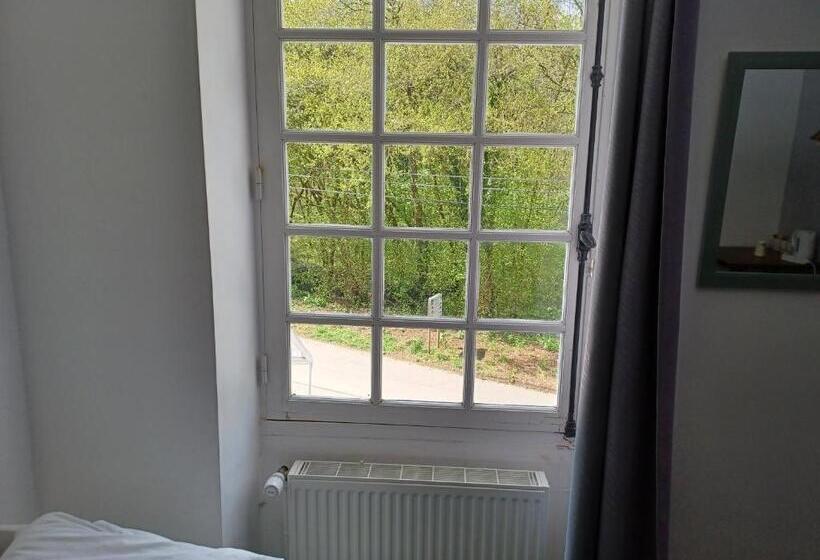 标准三人间, L Auberge De La Forêt