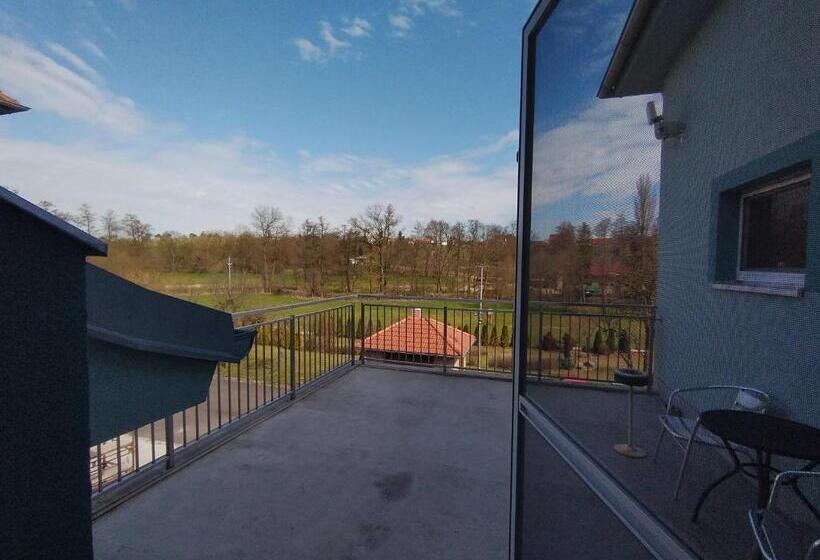 غرفة قياسية ثلاثية مزودة بتراس, Penzion Lihovar