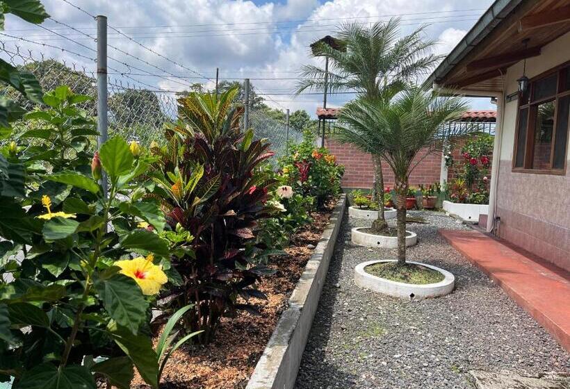 اتاق خانوادگی با چشم‌انداز باغ, Hosteria Shell