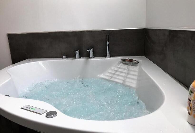 דירת חדר סופריור, Hameau De La Fausse Sauge