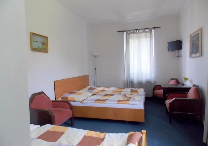 标准三人间, Britz