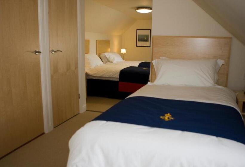 标准三人间, Royal Southern Yacht Club