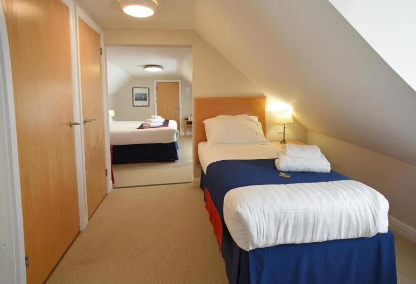 标准三人间, Royal Southern Yacht Club