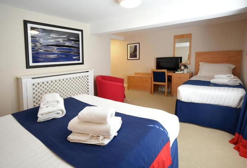 标准三人间, Royal Southern Yacht Club