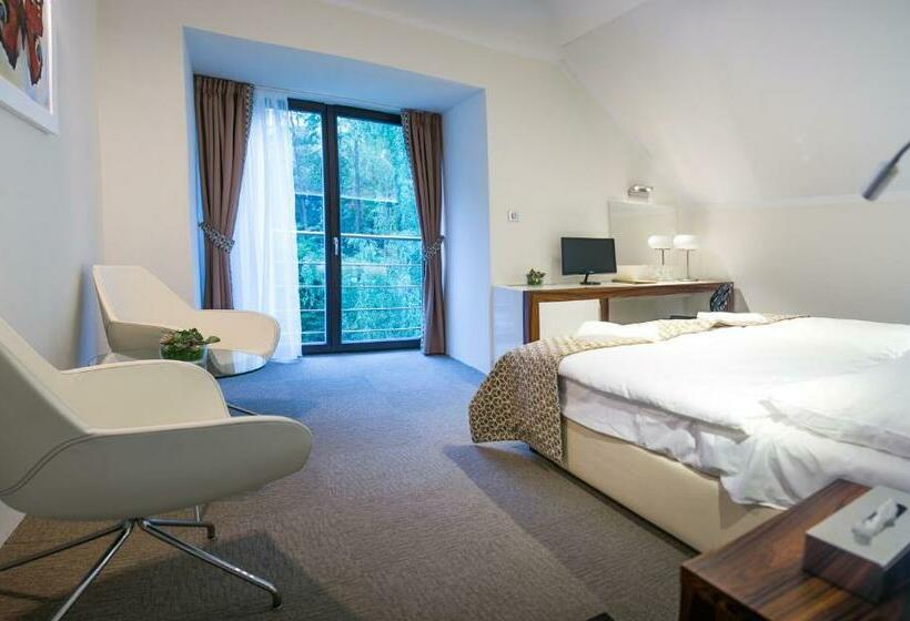 Номер Basic, Zámeček Petrovice