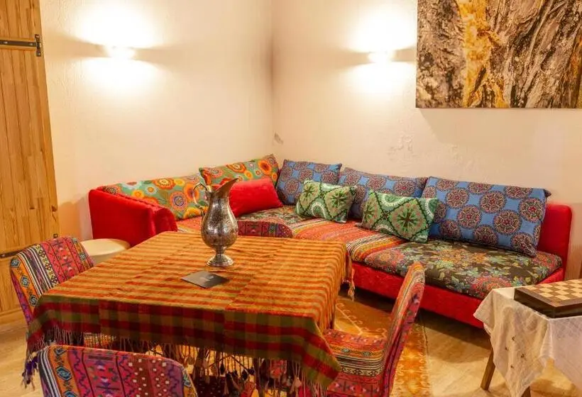 کلبه ییلاقی, Mavras Tas Odalar