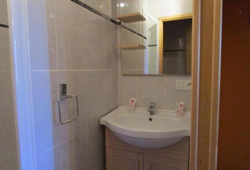 חדר סטנדרט, Lou Quinsou