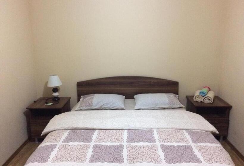 اتاق لوکس با بالکن, Mari Guest House