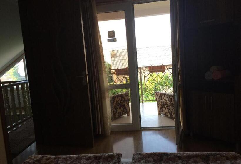 اتاق لوکس با بالکن, Mari Guest House
