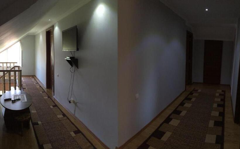 اتاق لوکس با بالکن, Mari Guest House