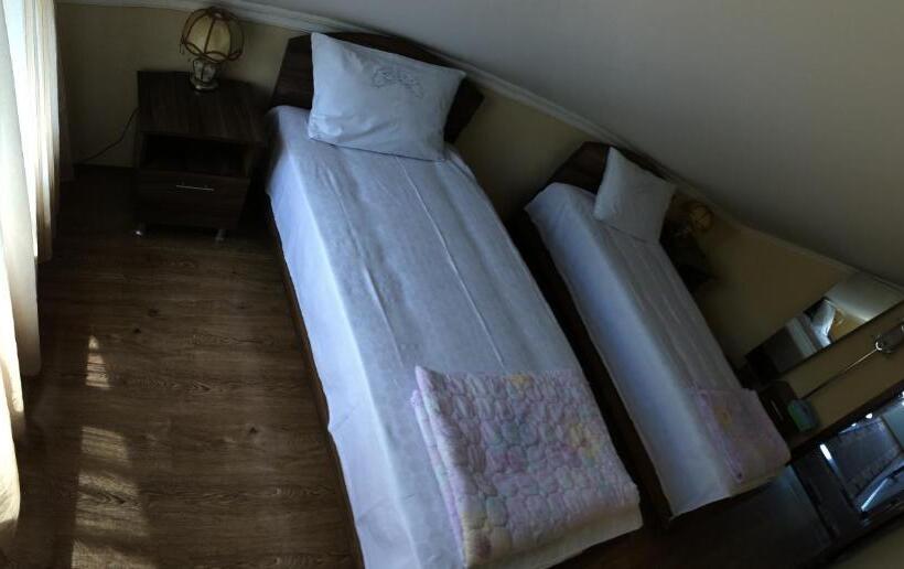 اتاق استاندارد با سرویس بهداشتی مشترک, Mari Guest House