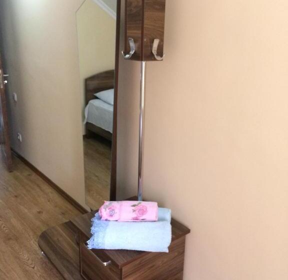 اتاق استاندارد با سرویس بهداشتی مشترک, Mari Guest House