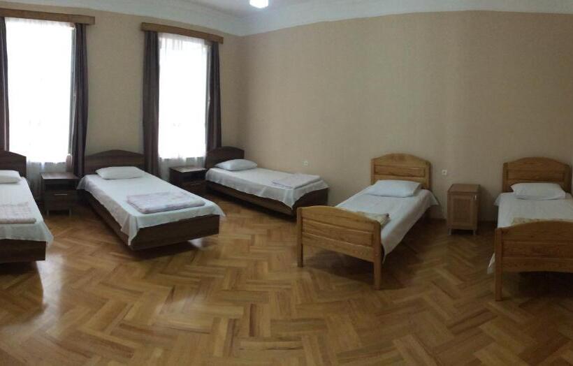 اتاق خانوادگی با سرویس بهداشتی مشترک, Mari Guest House