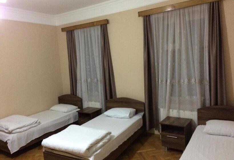 اتاق خانوادگی با سرویس بهداشتی مشترک, Mari Guest House