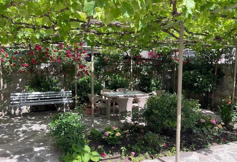 اتاق خانوادگی با سرویس بهداشتی مشترک, Mari Guest House