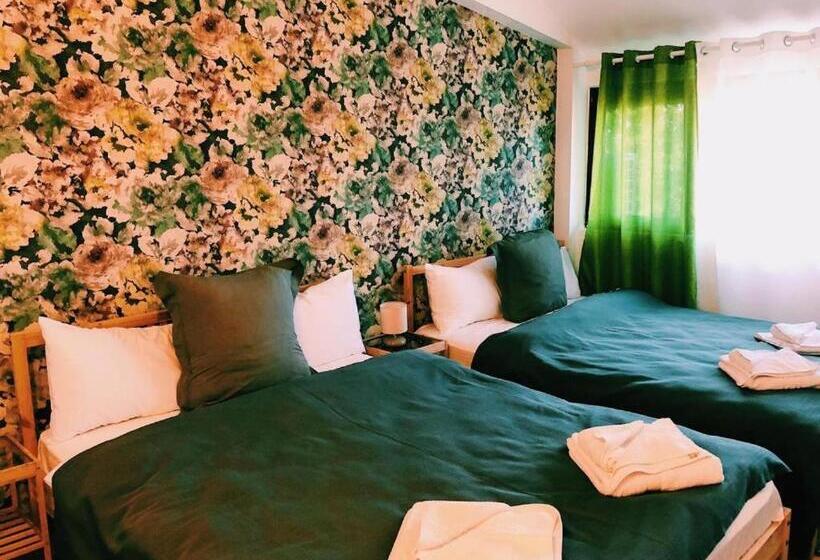 חדר משפחתי, La Salcia Linistita   Murighiol