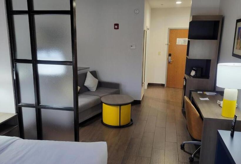 带大床的套房, Comfort Suites