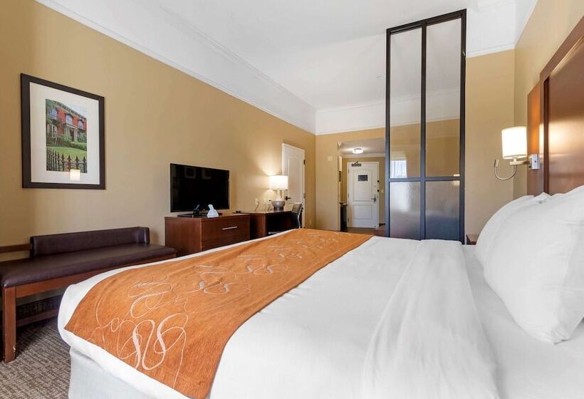 Люкс Кровать Кинг, Comfort Suites Savannah North