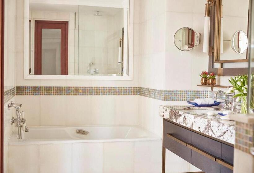 اتاق لوکس با تخت بزرگ, Four Seasons Hotel Istanbul At Sultanahmet