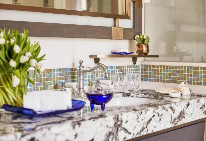 اتاق سوپریور با تخت بزرگ, Four Seasons Hotel Istanbul At Sultanahmet