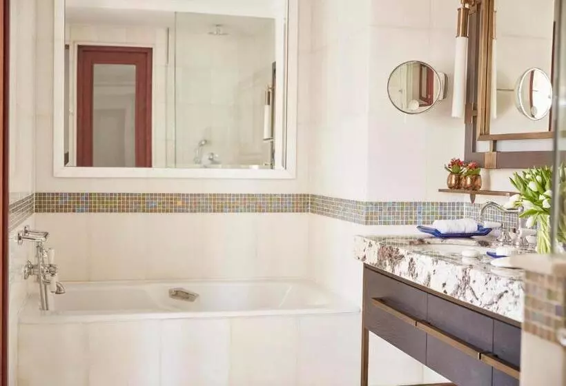 اتاق سوپریور با تخت بزرگ, Four Seasons Hotel Istanbul At Sultanahmet