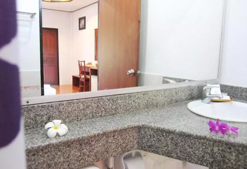 اتاق لوکس با چشم‌انداز باغ, Lanta Il Mare Beach Resort