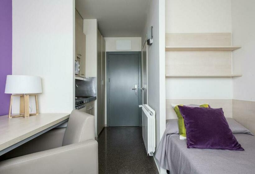 סטודיו אקזקיוטיב, Residencia Universitaria Los Abedules