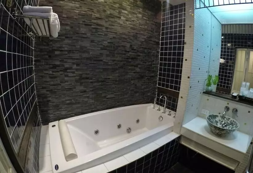 Perhehuone Yhdistettävä, Tharaburi Resort