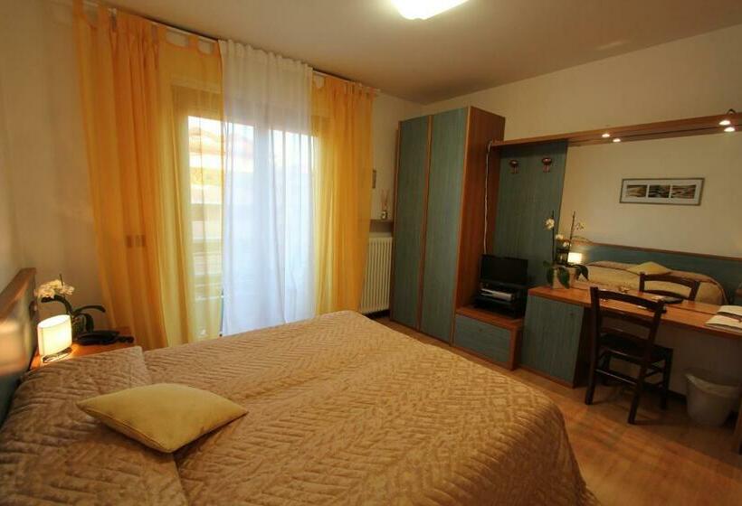 غرفة قياسية مزوَّدة بشُرفة, Marea