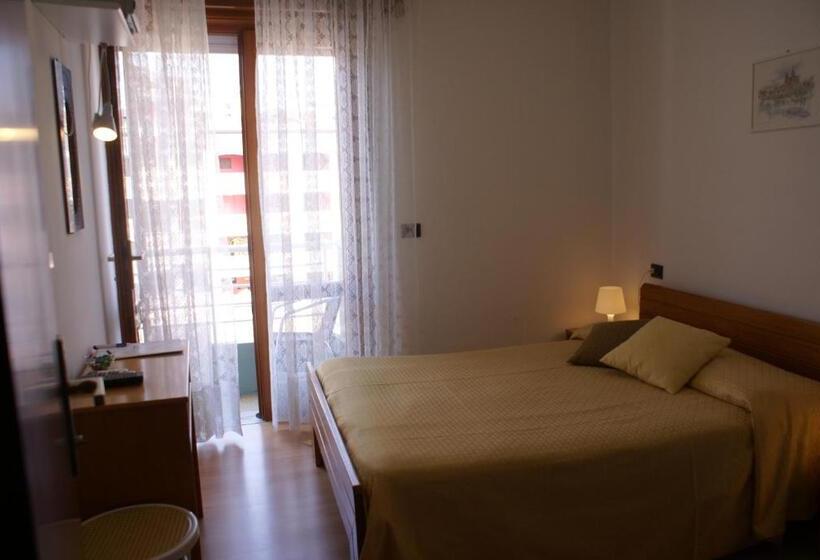 غرفة قياسية فردية مزودة بشُرفة, Marea