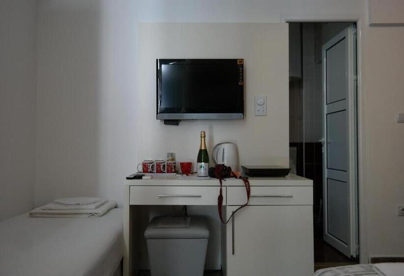 اتاق استاندارد سه تخته با بالکن, Kuca Radovic